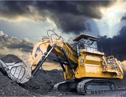 Hochwasser auf der Baustelle – und der Bagger mittendrin …